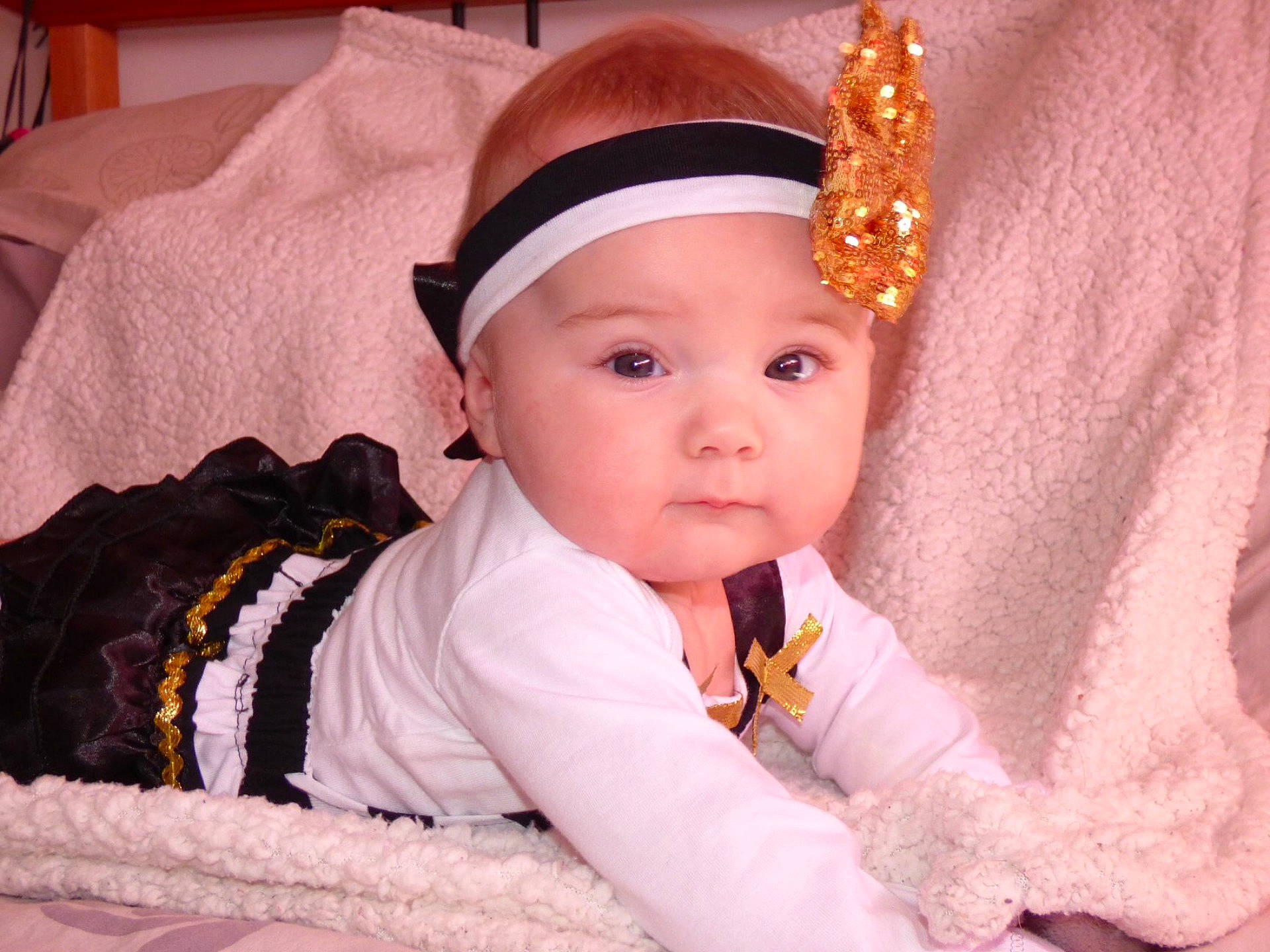 Océane participe au concours pour gagner de l'argent avec cette photo : cheek, child, ear, eye, girl, hair_accessory, headband, headgear, headpiece, infant, iris, mammal, nose, person, pink, product, skin, smile, textile, toddler