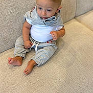 Sacha a rejoint le concours — aidez-le/la à gagner de superbes lots ! toddler, child, baby, couch, indoor, clothing, sweatpants, shirt, hoodie, barefoot, furniture, sitting, curious, young_child, face, hair, skin, comfort, casual, relaxed