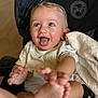 Sacha a rejoint le concours — aidez-le/la à gagner de superbes lots ! baby, child, stroller, diaper, blanket, happy, smiling, tongue_out, blue_eyes, clothing, hand, foot, infant, cute, indoor, person, seat, closeup, skin, playful