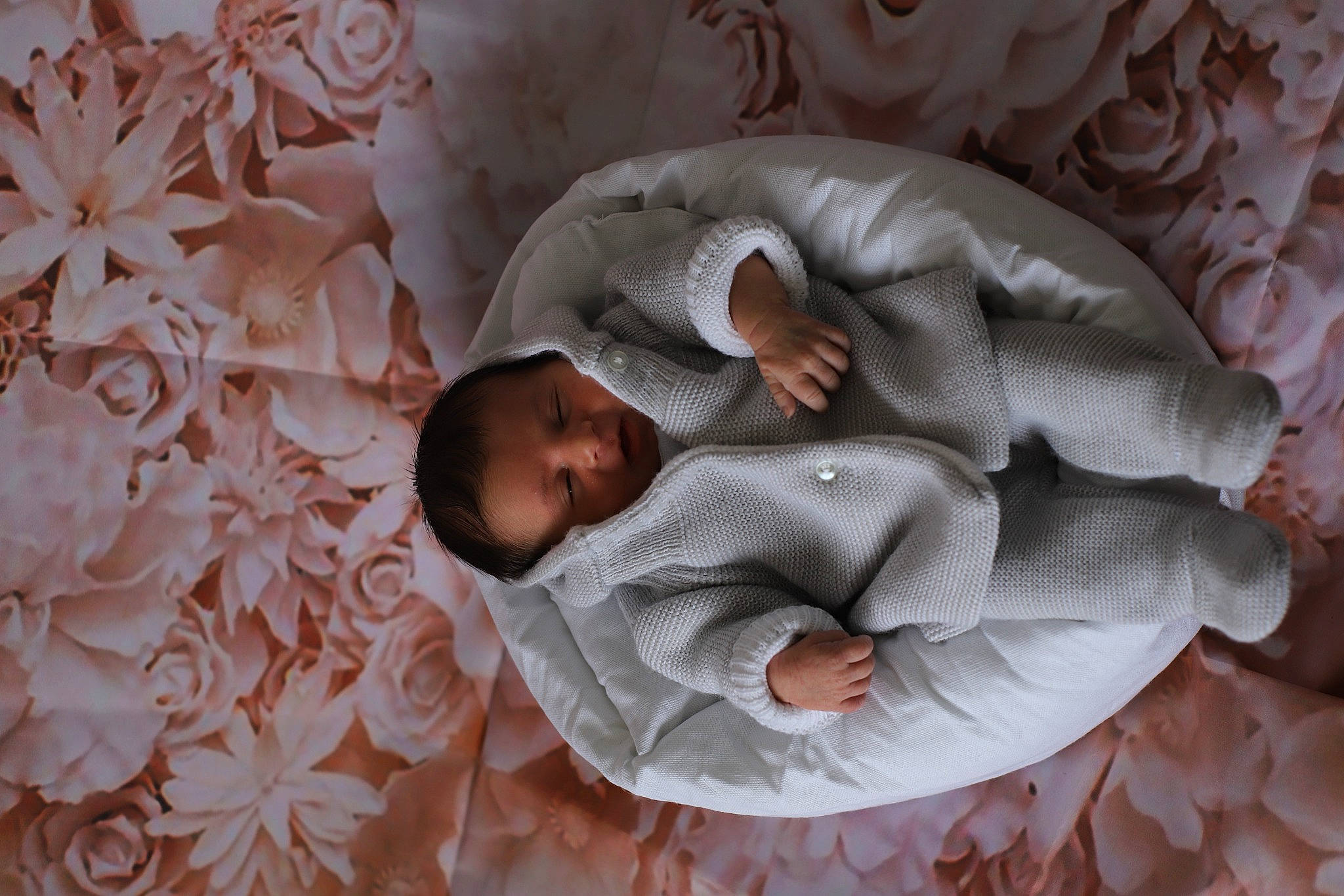 Luna participe au concours pour gagner de l'argent avec cette photo : arm, baby, baby_products, baby_safety, baby_sleeping, baby_toddler_clothing, bedding, bedtime, child, comfort, eye, head, infant_bed, linens, pattern, person, pink, product, skin, textile