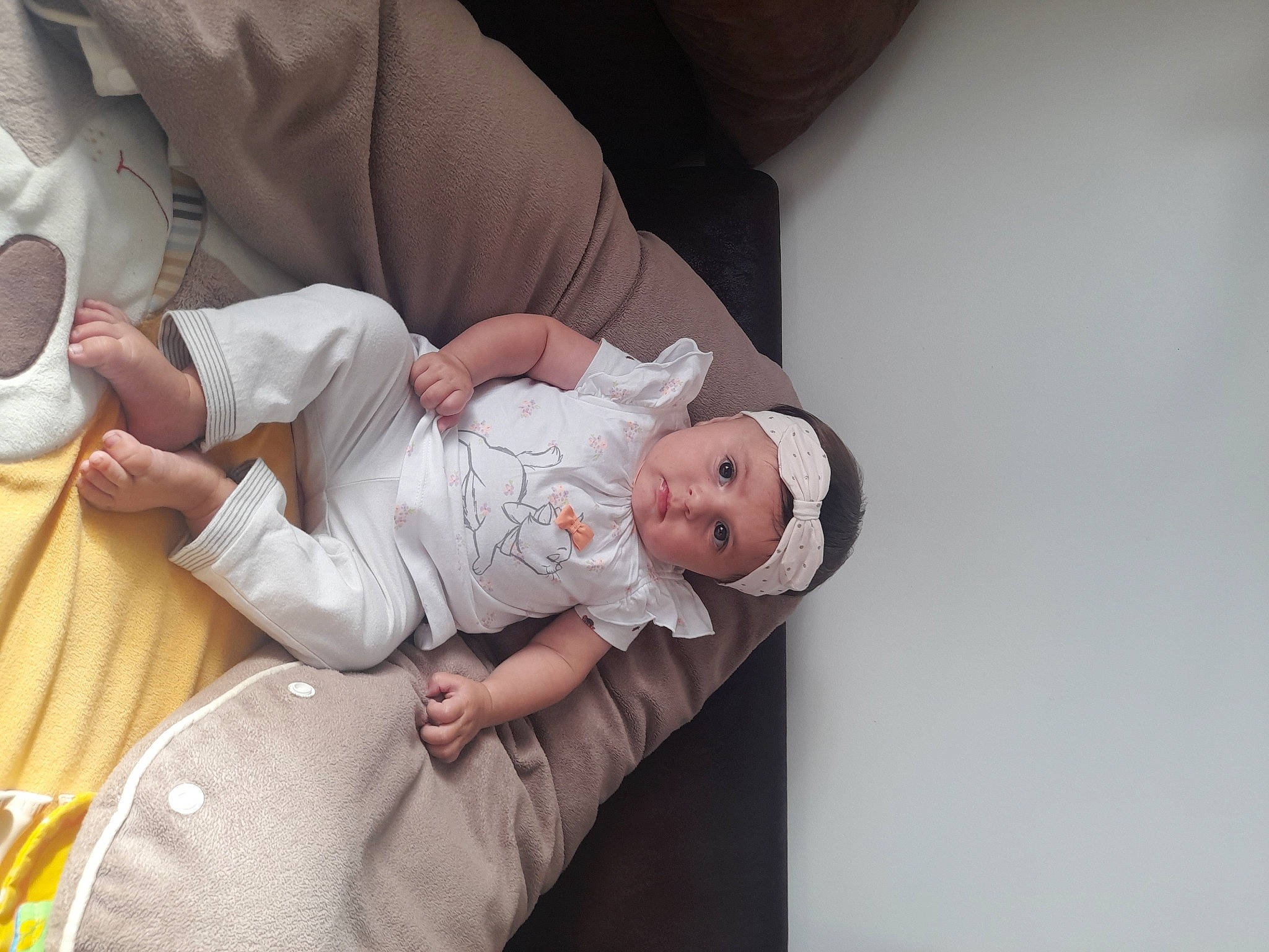 Luna a rejoint le concours — aidez-le/la à gagner de superbes lots ! baby, baby_products, baby_toddler_clothing, child, comfort, event, flooring, foot, glasses, hat, headwear, human_leg, knee, linens, nap, person, room, sitting, sleep, t_shirt