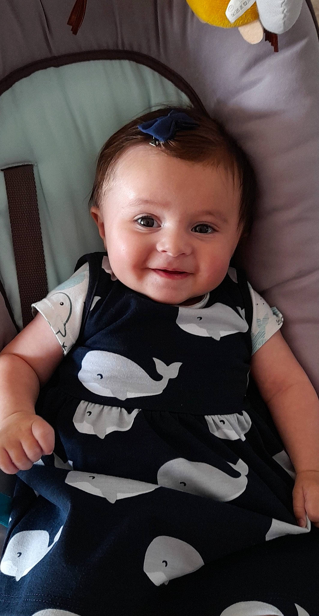 Luna participe au concours pour gagner de l'argent avec cette photo : baby, baby_products, baby_toddler_clothing, cheek, child, comfort, eyewear, face, flash_photography, formal_wear, fun, happy, joy, person, personal_protective_equipment, sitting, skin, sleeve, smile, sunglasses