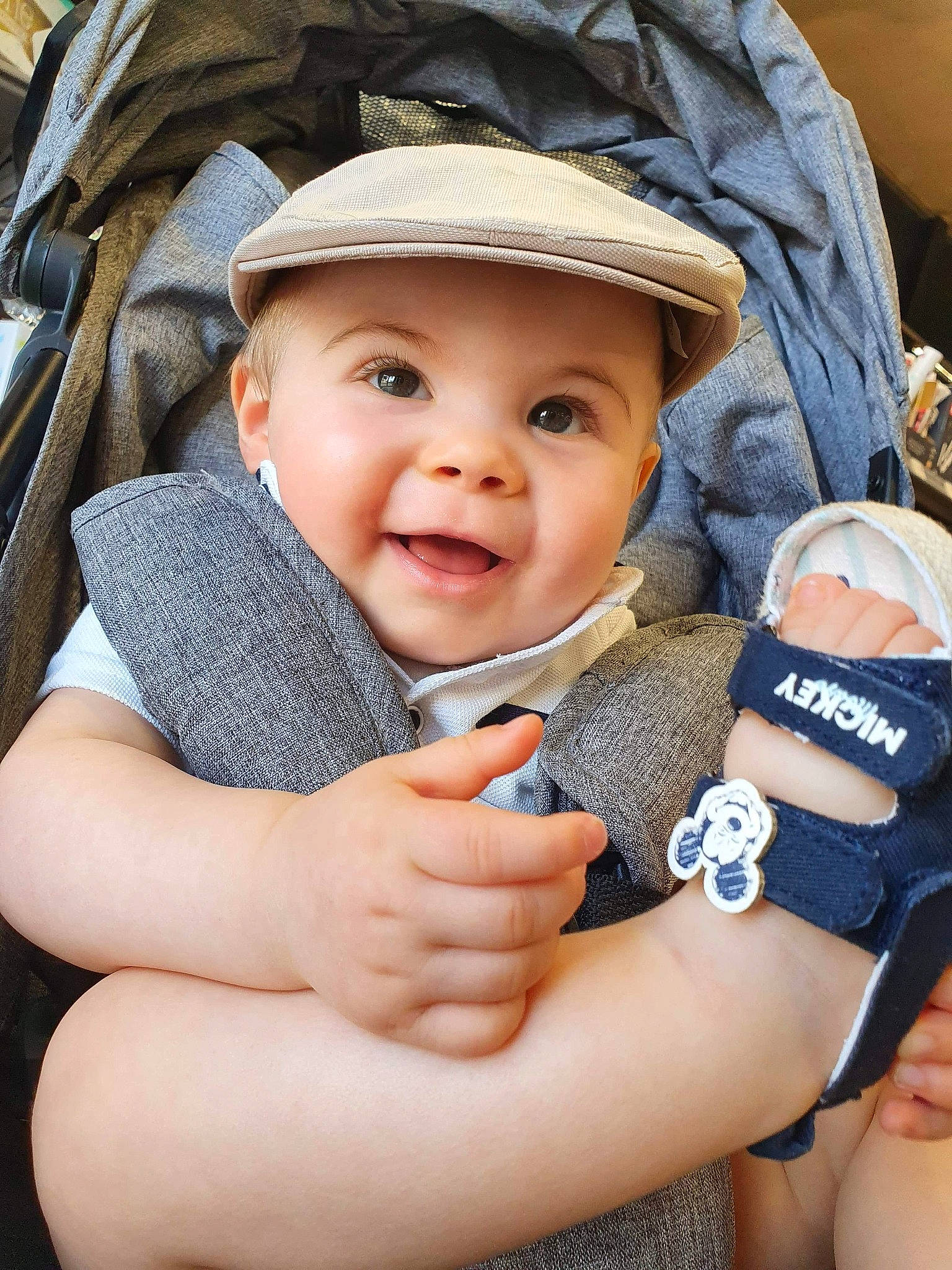 Thayron a rejoint le concours — aidez-le/la à gagner de superbes lots ! baby, baby_toddler_clothing, cheek, cool, eye, face, finger, gesture, hand, happy, hat, head, headwear, lip, mammal, people_in_nature, person, photograph, product, skin