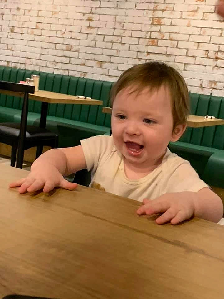 Jayke a rejoint le concours — aidez-le/la à gagner de superbes lots ! cheek, chin, eye, face, finger, floor, flooring, fun, hair, hairstyle, happy, hardwood, head, person, skin, smile, table, toddler, varnish, wood