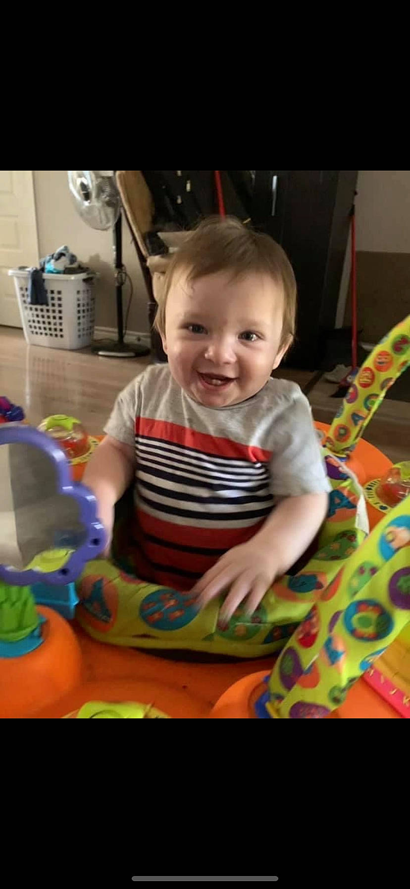 Jayke a rejoint le concours — aidez-le/la à gagner de superbes lots ! baby, baby_toddler_clothing, baby_toys, cheek, child, event, fun, happy, head, joy, lap, person, photograph, play, room, sitting, skin, smile, standing, t_shirt