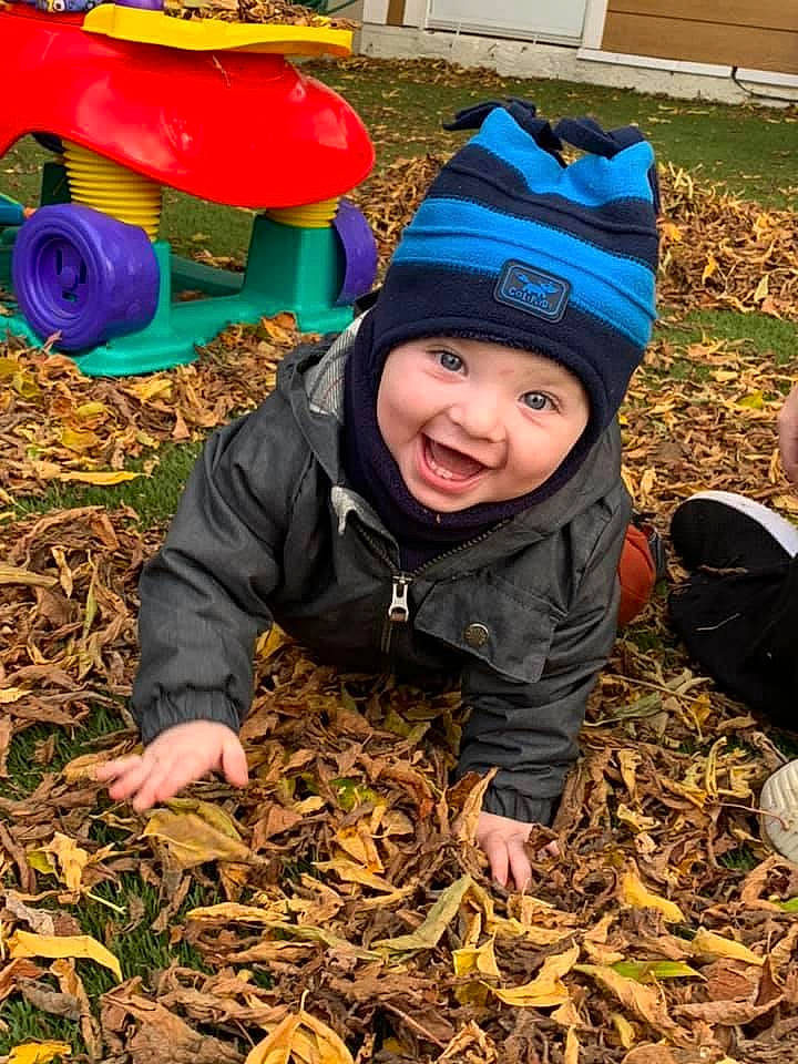 Jayke participe au concours pour gagner de l'argent avec cette photo : adaptation, cap, fun, grass, green, happy, headwear, jacket, landscape, leaf, leisure, people_in_nature, person, plant, pumpkin, recreation, smile, soil, toddler, tree