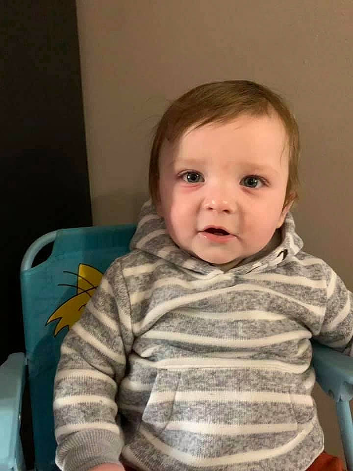 Jayke a rejoint le concours — aidez-le/la à gagner de superbes lots ! baby, baby_toddler_clothing, cheek, child, clothing, collar, comfort, iris, lip, nose, person, sitting, skin, sleeve, smile, t_shirt, toddler