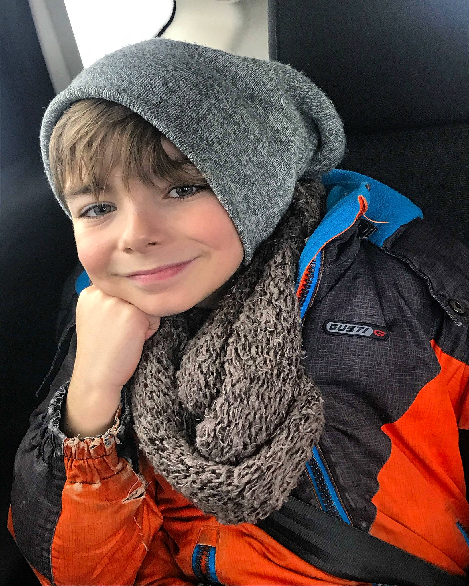 Liam Bourdeau a rejoint le concours — aidez-le/la à gagner de superbes lots ! beanie, cap, cheek, child, child_model, cool, eye, fashion_accessory, headgear, headwear, hood, joy, knit_cap, knitting, neck, outerwear, person, photography, scarf, smile