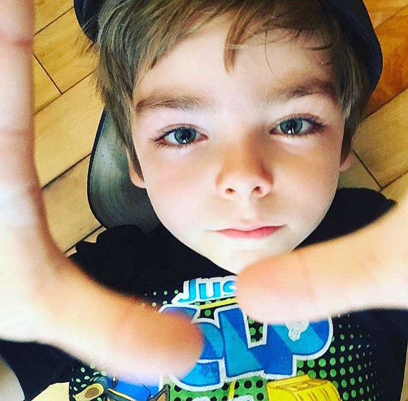 Liam Bourdeau participe au concours pour gagner de l'argent avec cette photo : beauty, cheek, child, chin, cool, eye, eyebrow, face, forehead, hair, hairstyle, head, nose, organ, person, photography, play, selfie, skin, smile