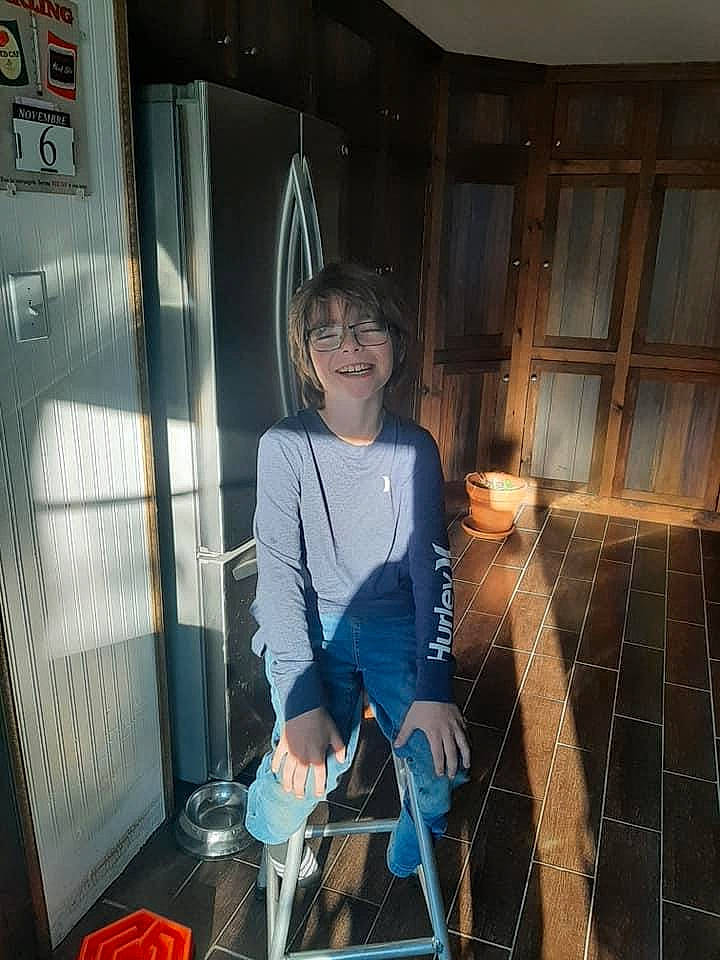 Liam Bourdeau participe au concours pour gagner de l'argent avec cette photo : electric_blue, flooring, fun, human_leg, joy, knee, leisure, machine, person, room, sandal, shorts, sitting, smile, t_shirt, thigh, toddler, uniform, vintage_clothing