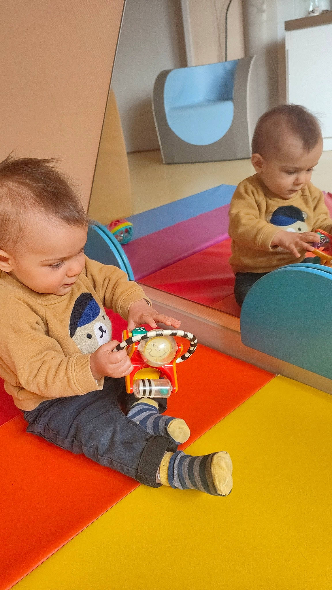 Lorenzo participe au concours pour gagner de l'argent avec cette photo : baby, baby_playing_with_toys, baby_products, baby_toys, child, comfort, finger, floor, flooring, fun, leisure, orange, person, play, product, room, sharing, sitting, standing, toddler