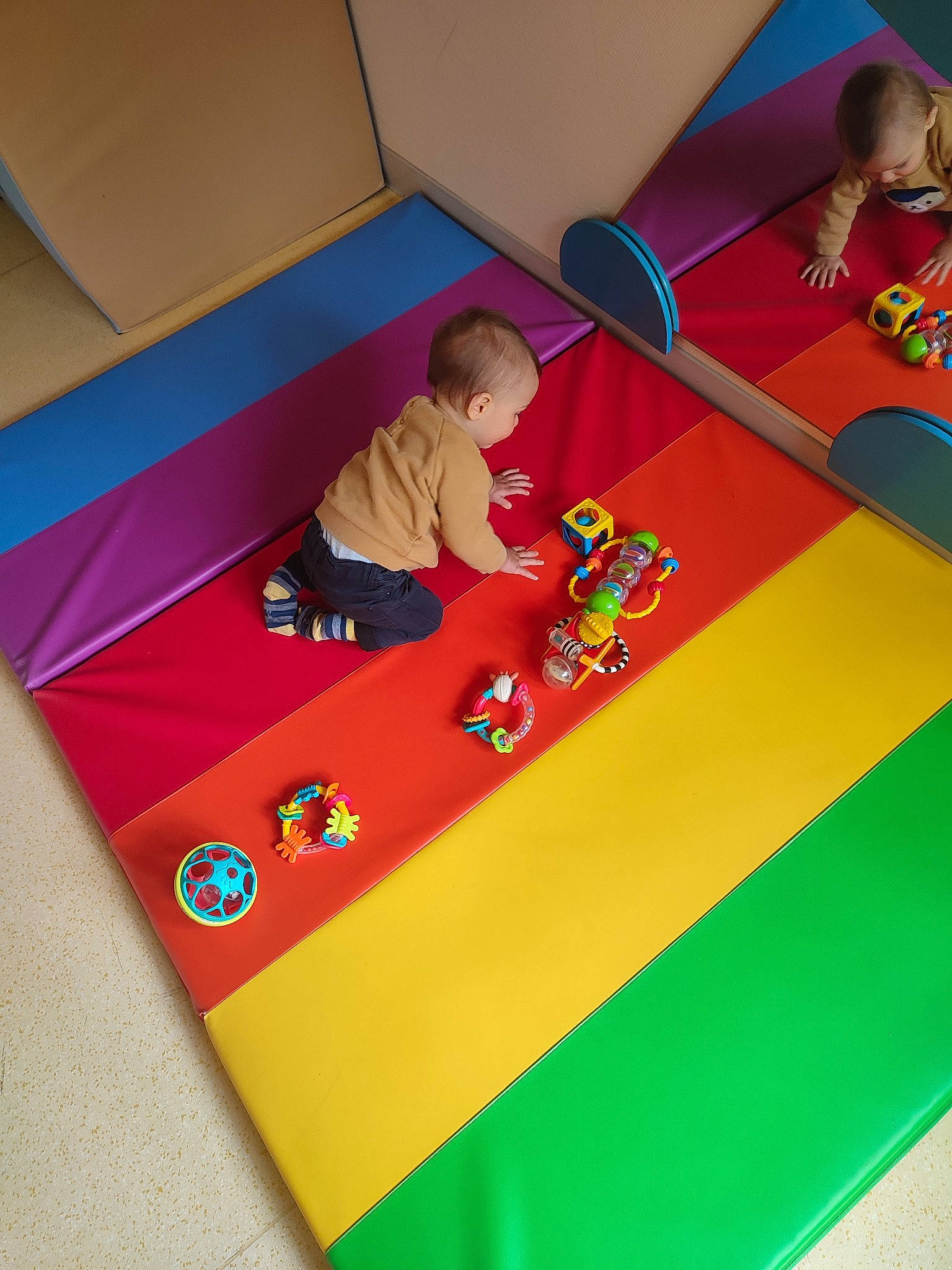 Lorenzo a rejoint le concours — aidez-le/la à gagner de superbes lots ! baby, baby_playing_with_toys, baby_products, baby_toddler_clothing, baby_toys, child, comfort, flooring, fun, indoor_games_and_sports, leisure, magenta, paper_product, person, play, recreation, room, toddler, toy, wood