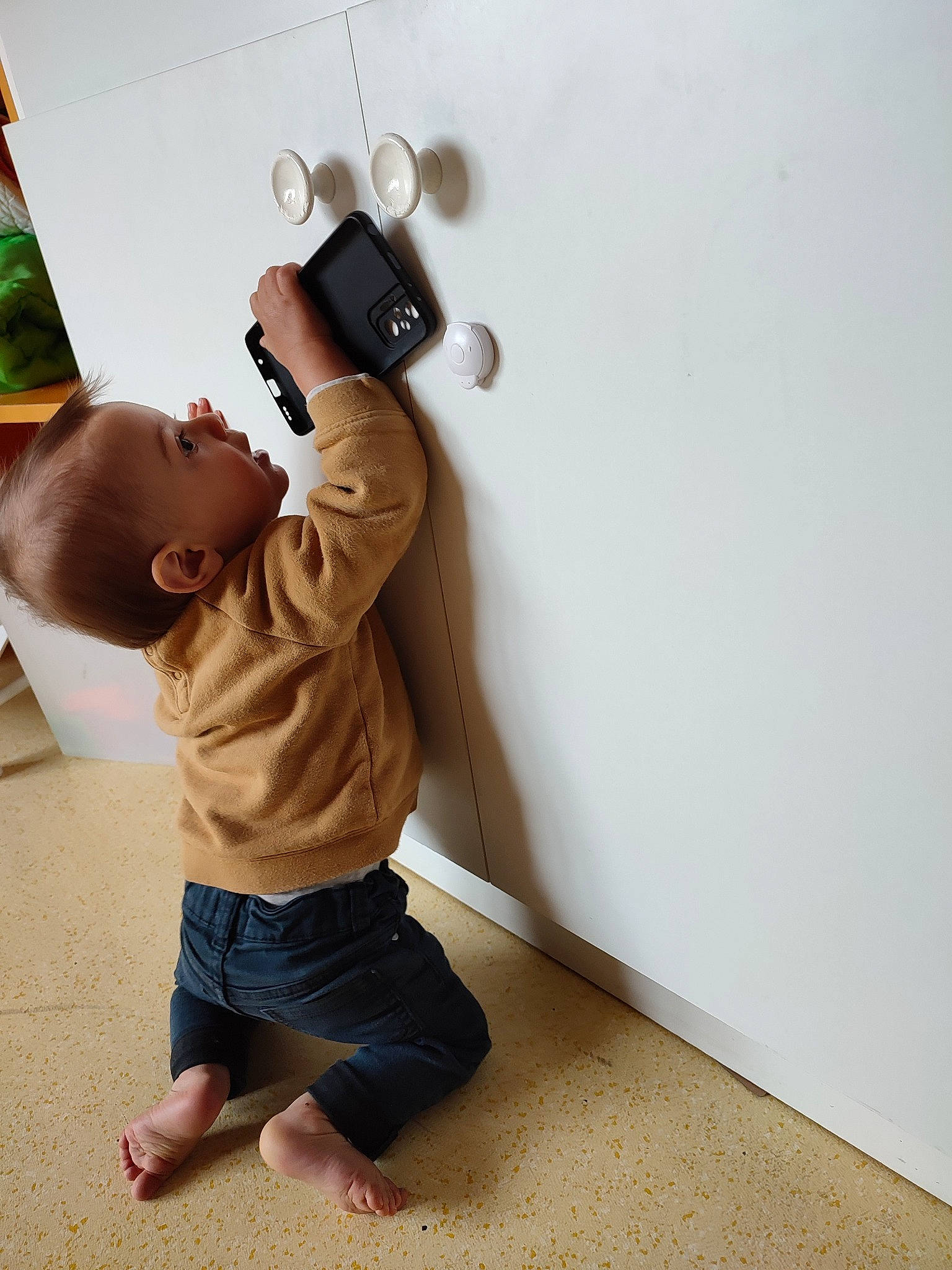 Lorenzo participe au concours pour gagner de l'argent avec cette photo : arm, baby, baby_toddler_clothing, cameras_optics, child, elbow, flash_photography, flooring, fun, gesture, happy, hardwood, human_leg, person, play, shorts, shoulder, sleeve, t_shirt, toddler