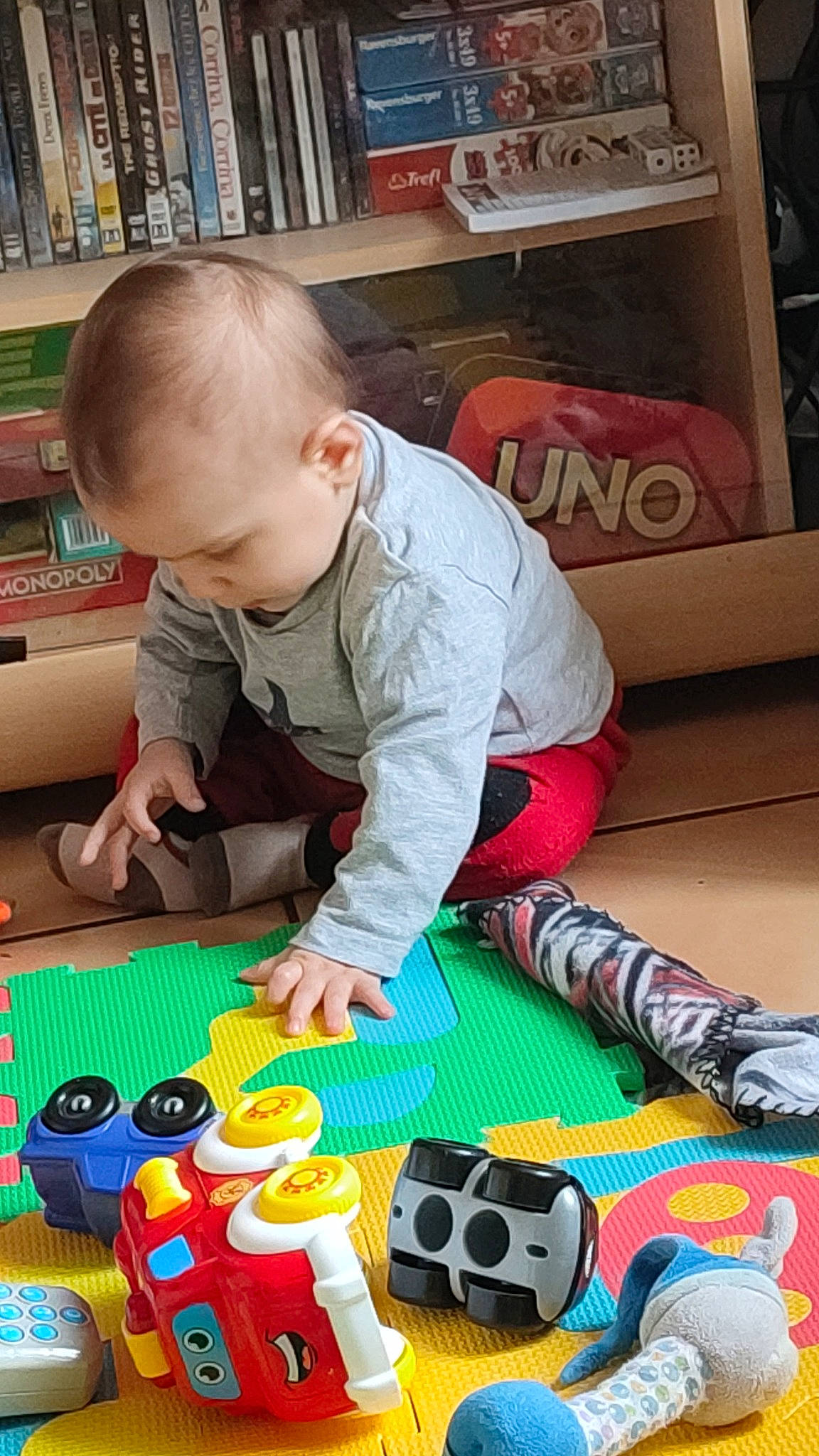 Lorenzo participe au concours pour gagner de l'argent avec cette photo : baby, baby_playing_with_toys, baby_toddler_clothing, baby_toys, child, flooring, fun, games, indoor_games_and_sports, interlocking_block, mammal, person, play, room, sharing, shelf, sitting, snapshot, toddler, toy