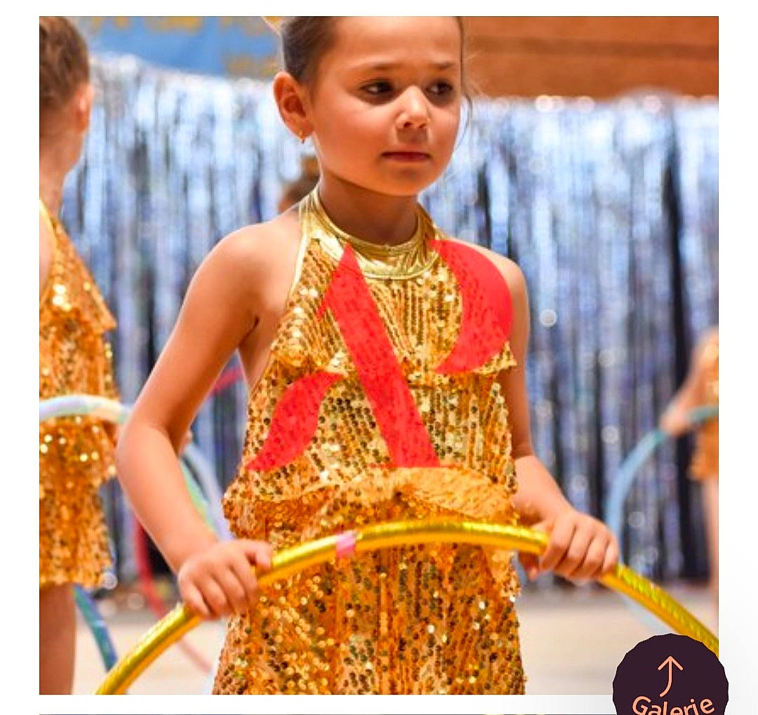 Lucy a rejoint le concours — aidez-le/la à gagner de superbes lots ! abdomen, bangle, beauty, dancer, entertainment, event, fashion_accessory, fashion_design, happy, idiophone, jewellery, necklace, pattern, performing_arts, person, ritual, sleeve, tradition, yellow