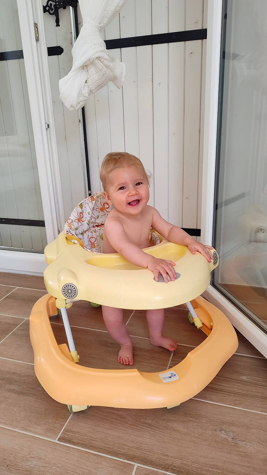 Alix a rejoint le concours — aidez-le/la à gagner de superbes lots ! baby, baby_products, baby_toddler_clothing, chair, child, comfort, door, face, flooring, foot, human_leg, joy, leisure, person, room, sandal, shorts, sitting, smile, thigh
