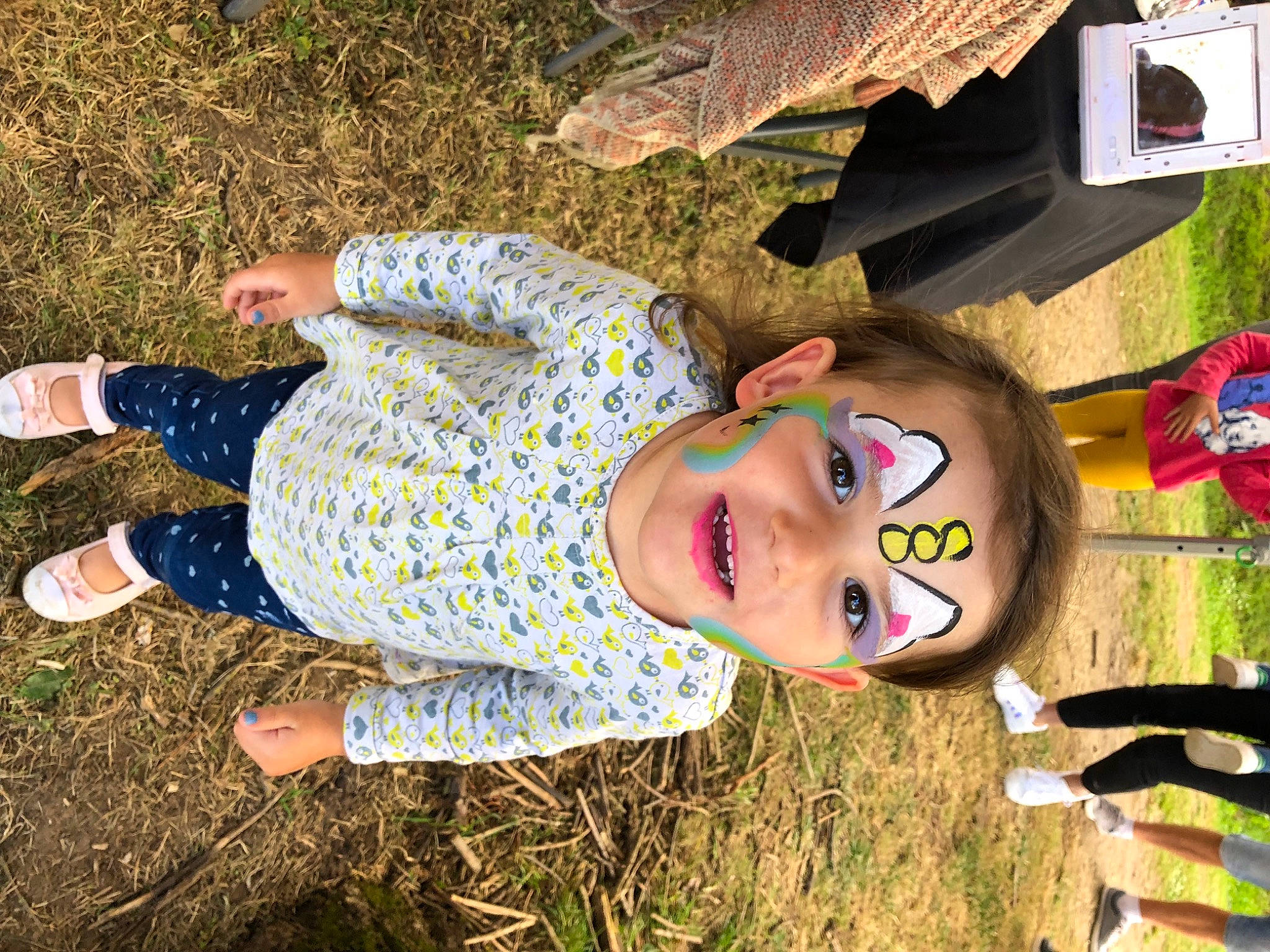 Olivia participe au concours pour gagner de l'argent avec cette photo : child, cool, eyewear, fun, grass, grassland, happy, hat, landscape, leaf, leisure, pattern, people_in_nature, person, plant, smile, soil, sunglasses, toddler, vacation