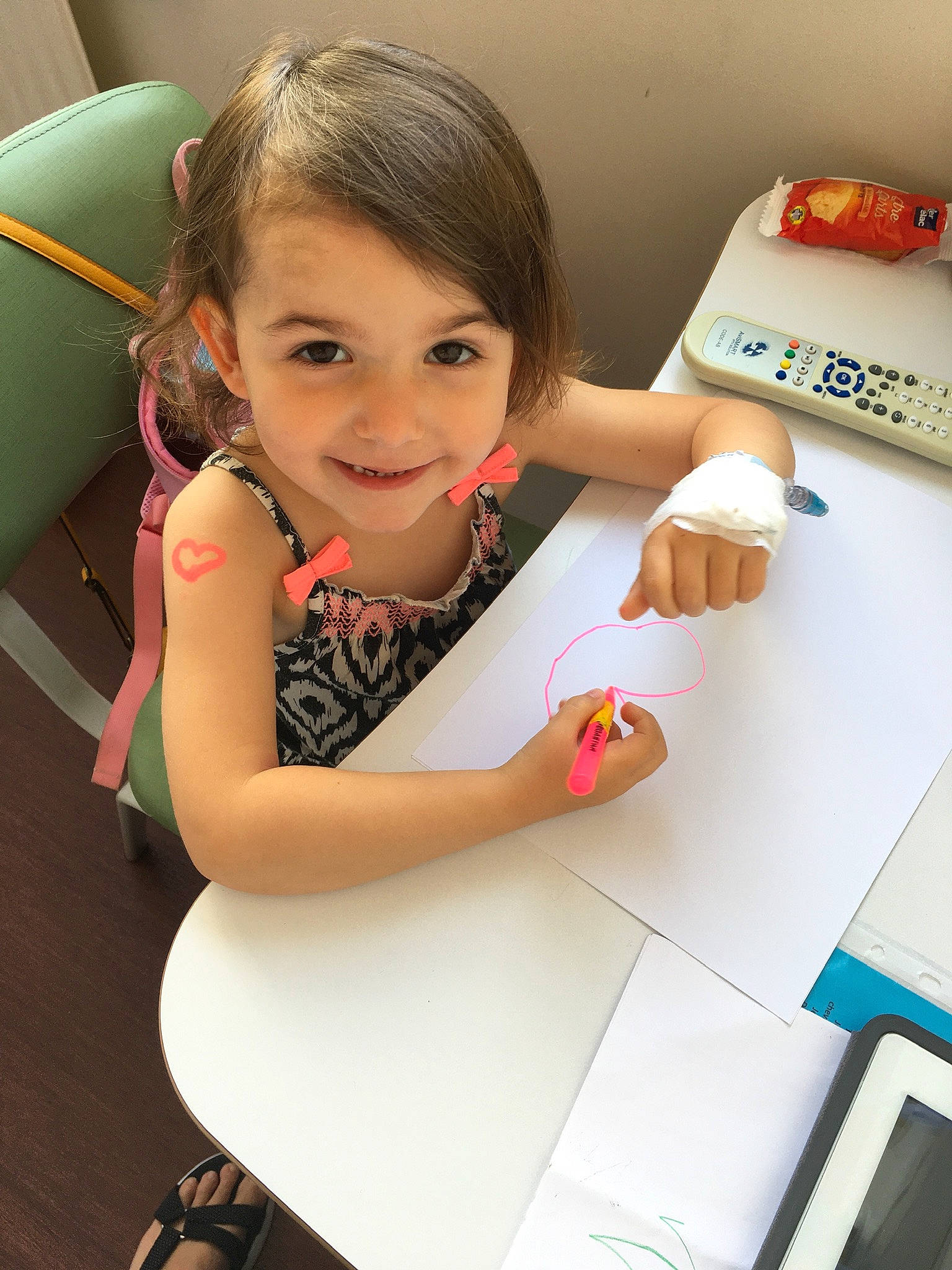 Olivia a rejoint le concours — aidez-le/la à gagner de superbes lots ! arm, automotive_design, box, child, comfort_food, finger, fun, happy, human_leg, joy, junk_food, leisure, nail, person, play, room, sitting, smile, t_shirt, thigh