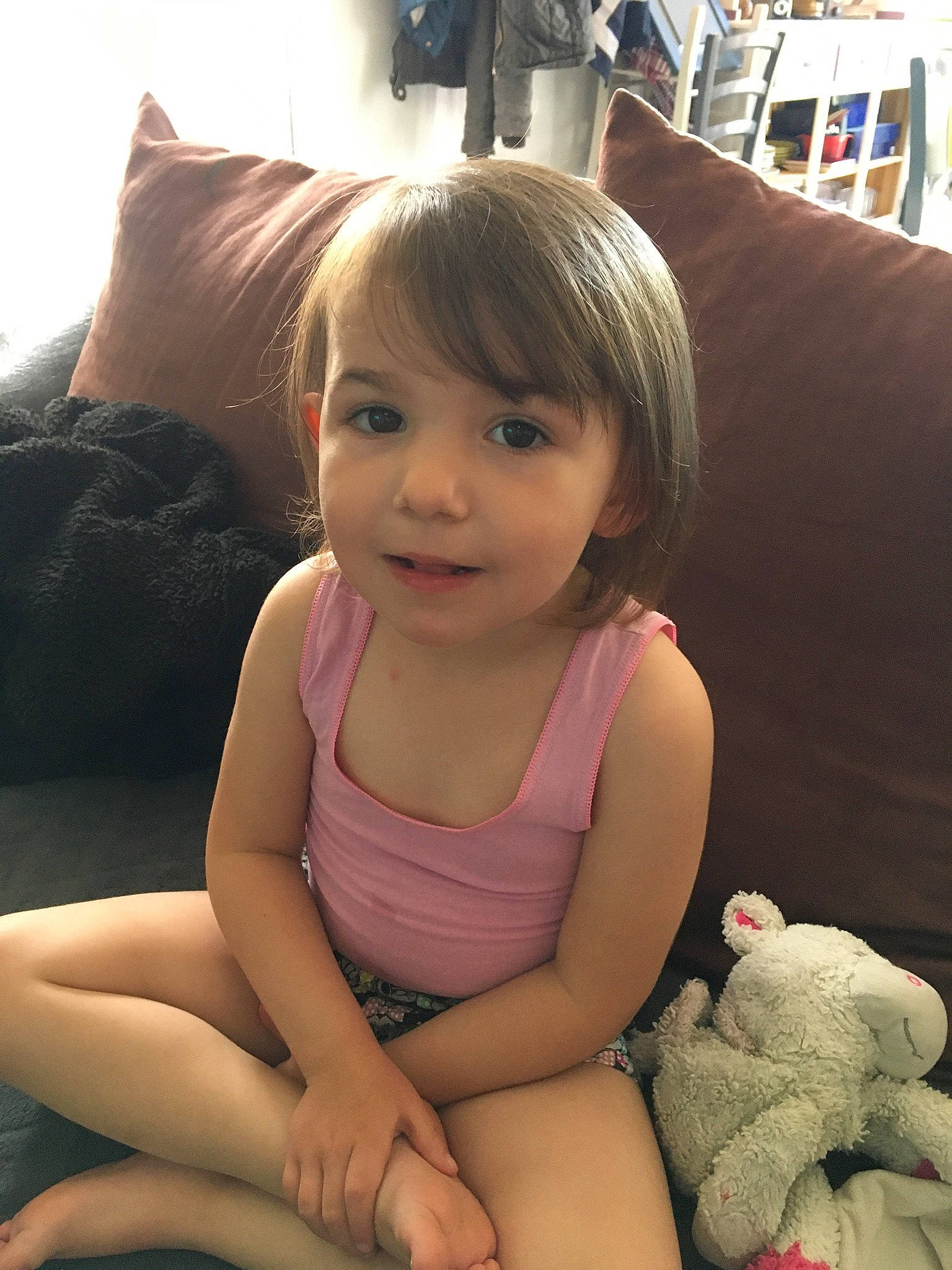 Olivia a rejoint le concours — aidez-le/la à gagner de superbes lots ! arm, bookcase, cheek, chin, comfort, eye, eyebrow, hair, hairstyle, hand, human_body, joint, joy, leg, lip, mouth, neck, nose, person, shelf