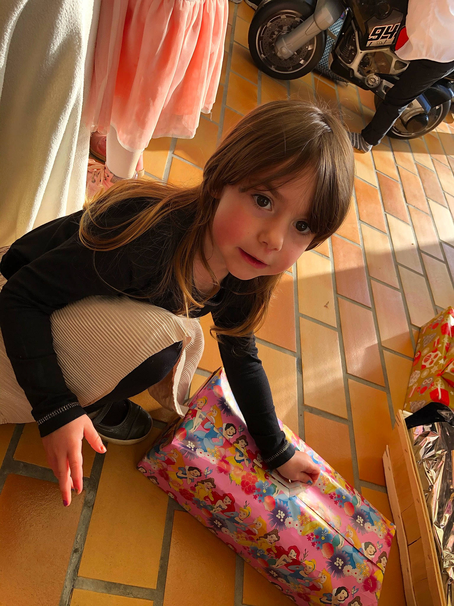 Meiline participe au concours pour gagner de l'argent avec cette photo : automotive_tire, bag, beauty, fashion, floor, flooring, human_leg, joint, leg, person, photograph, pink, product, shoe, skin, sleeve, snapshot, sneakers, thigh, tire