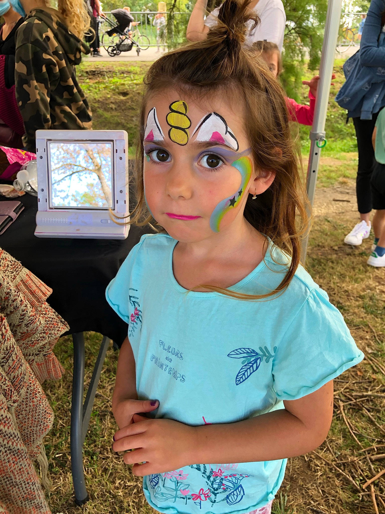 Meiline a rejoint le concours — aidez-le/la à gagner de superbes lots ! child, event, eyewear, fun, grass, green, hair_coloring, hairstyle, happy, iris, leisure, luggage_and_bags, person, pink, plant, play, recreation, soil, style, t_shirt