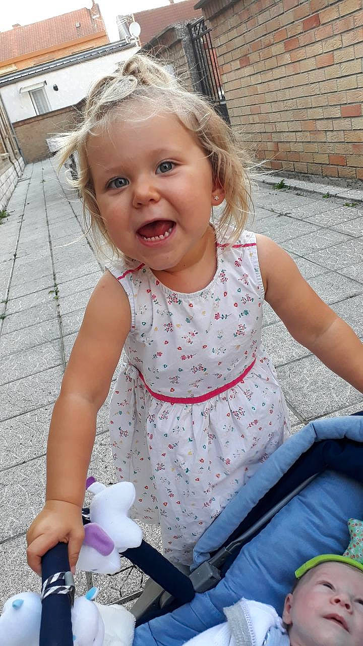 April a rejoint le concours — aidez-le/la à gagner de superbes lots ! baby, baby_products, child, person, play, product, sitting, smile, toddler, vacation