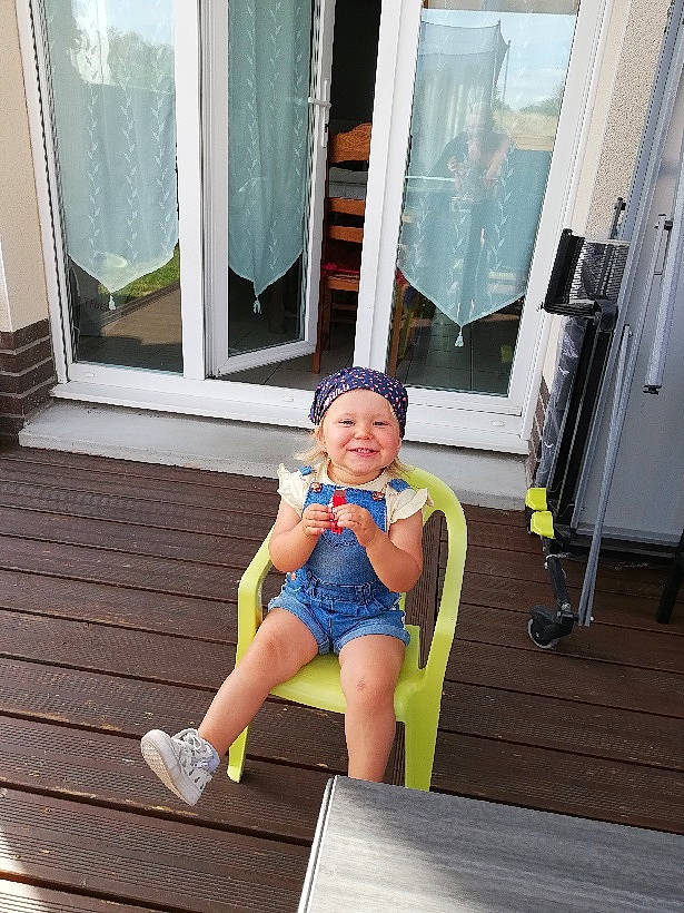 April participe au concours pour gagner de l'argent avec cette photo : child, headwear, joy, leisure, person, porch, summer, toddler, vacation, window
