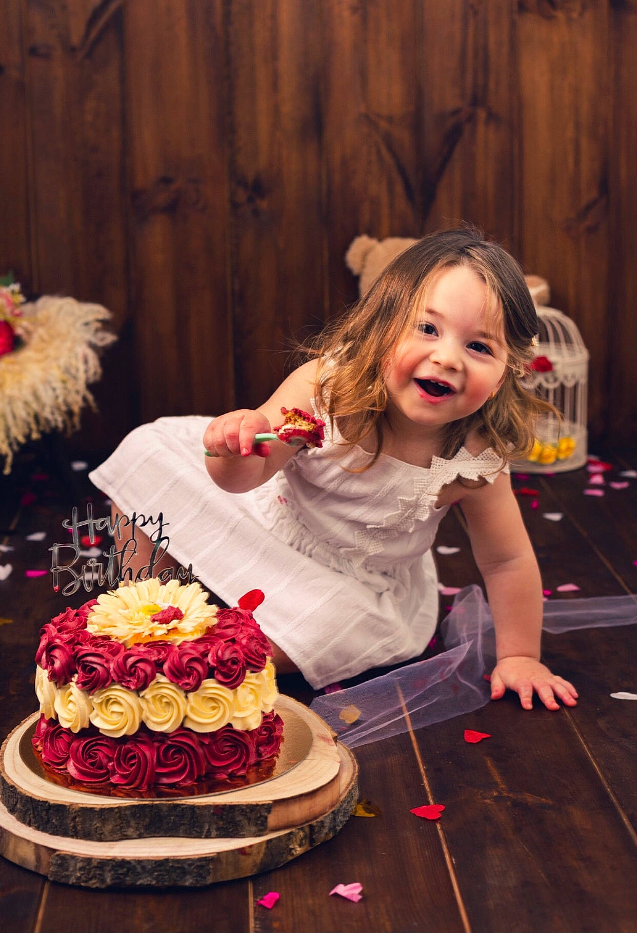 Dina participe au concours pour gagner de l'argent avec cette photo : baked_goods, birthday_cake, buttercream, cake, cake_decorating, cake_decorating_supply, cuisine, dessert, dress, event, flash_photography, food, happy, ingredient, joy, person, recipe, smile, sugar_cake, tableware