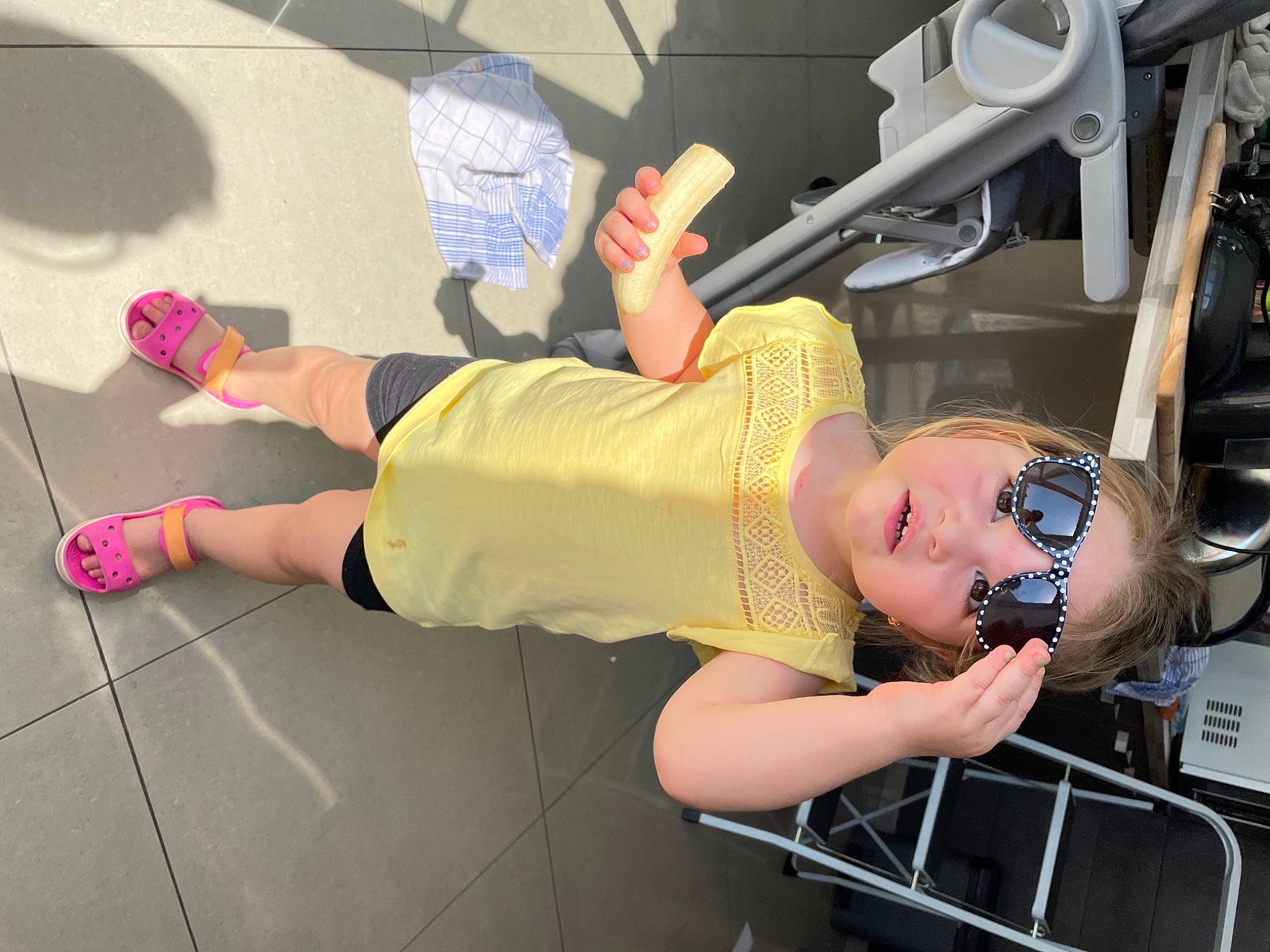 Dina a rejoint le concours — aidez-le/la à gagner de superbes lots ! arm, boot, child, elbow, fun, hat, human_leg, joint, knee, leg, leisure, person, physical_fitness, sandal, service, shorts, snapshot, sneakers, thigh, tire