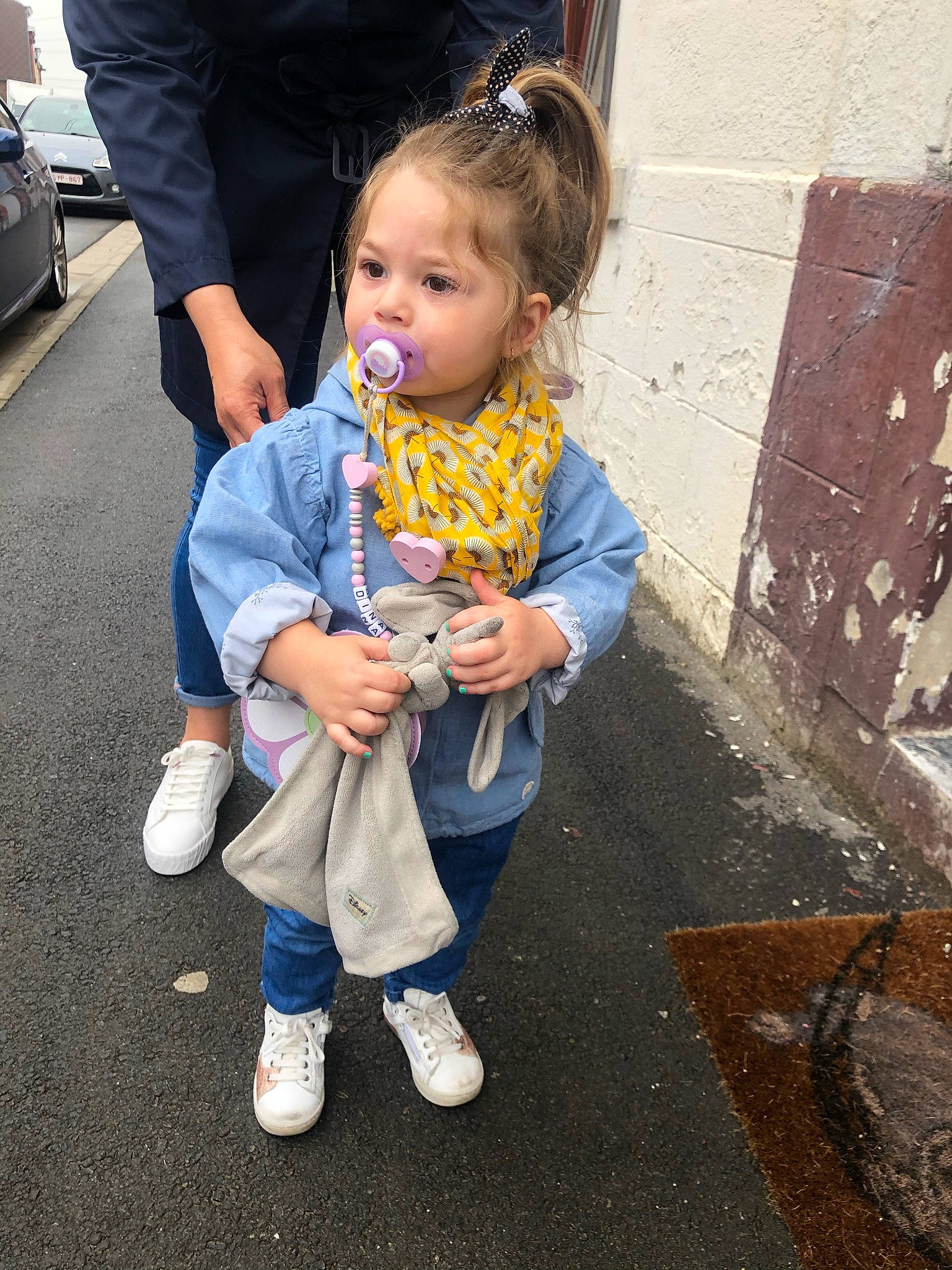 Dina participe au concours pour gagner de l'argent avec cette photo : baby, baby_toddler_clothing, child, foot, footwear, fun, happy, leg, leisure, person, recreation, sandal, shoe, sidewalk, sitting, sneakers, sock, street, toddler, vacation