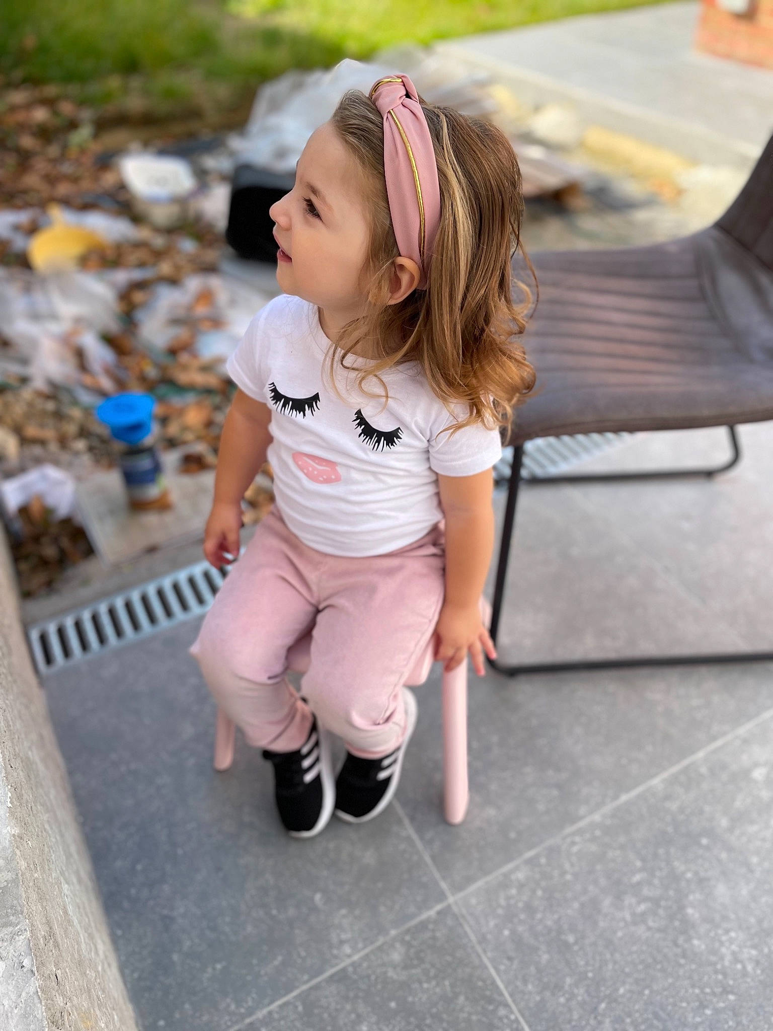 Dina participe au concours pour gagner de l'argent avec cette photo : black_hair, clothing, eye, face, grass, hair, happy, head, human_leg, knee, leisure, long_hair, person, recreation, shorts, sleeve, sock, street_fashion, t_shirt, thigh