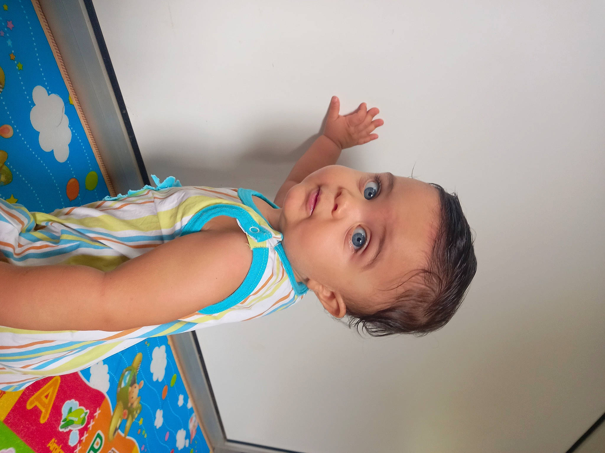 Lyam participe au concours pour gagner de l'argent avec cette photo : baby, baby_products, baby_toddler_clothing, child, dress, elbow, electric_blue, finger, flooring, fun, happy, human_leg, laptop, leisure, pattern, person, play, room, smile, t_shirt