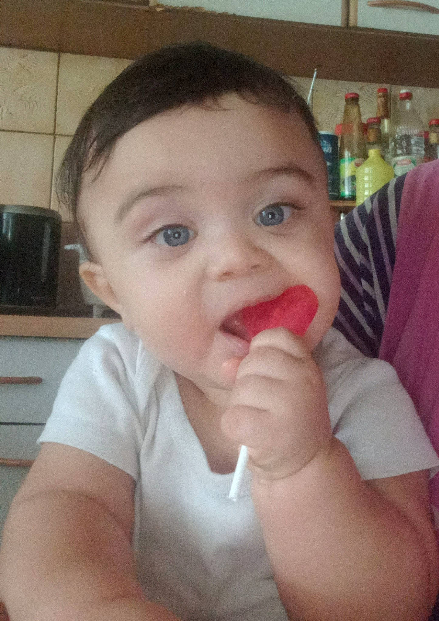 Lyam a rejoint le concours — aidez-le/la à gagner de superbes lots ! cheek, chin, ear, eye, eyebrow, eyelash, finger, forehead, gesture, happy, head, iris, jaw, lip, mouth, neck, nose, person, skin, thumb