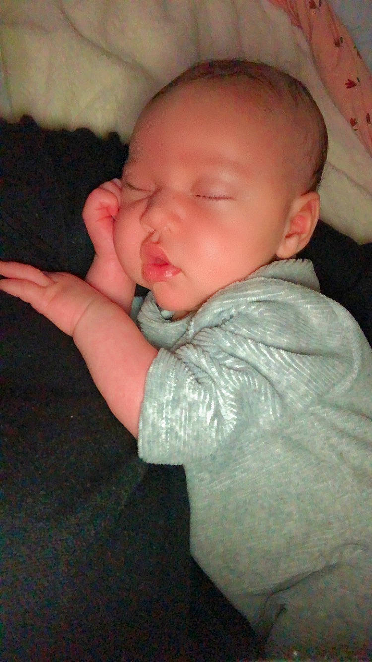 Keziah a rejoint le concours — aidez-le/la à gagner de superbes lots ! baby, baby_toddler_clothing, cheek, child, chin, comfort, ear, finger, fun, gesture, iris, lip, mouth, neck, nose, person, sitting, skin, sleeve, thumb