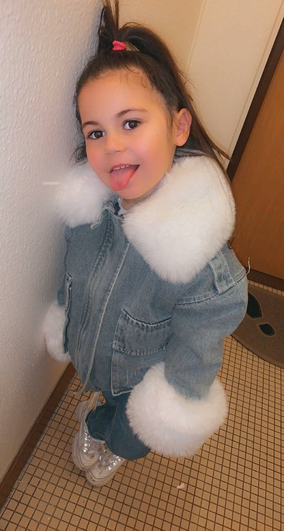 Wendy a rejoint le concours — aidez-le/la à gagner de superbes lots ! black_hair, cheek, chin, clothing, eye, eyebrow, eyelash, flash_photography, fur_clothing, glove, iris, lip, long_hair, neck, nose, person, skin, sleeve, smile, trunk