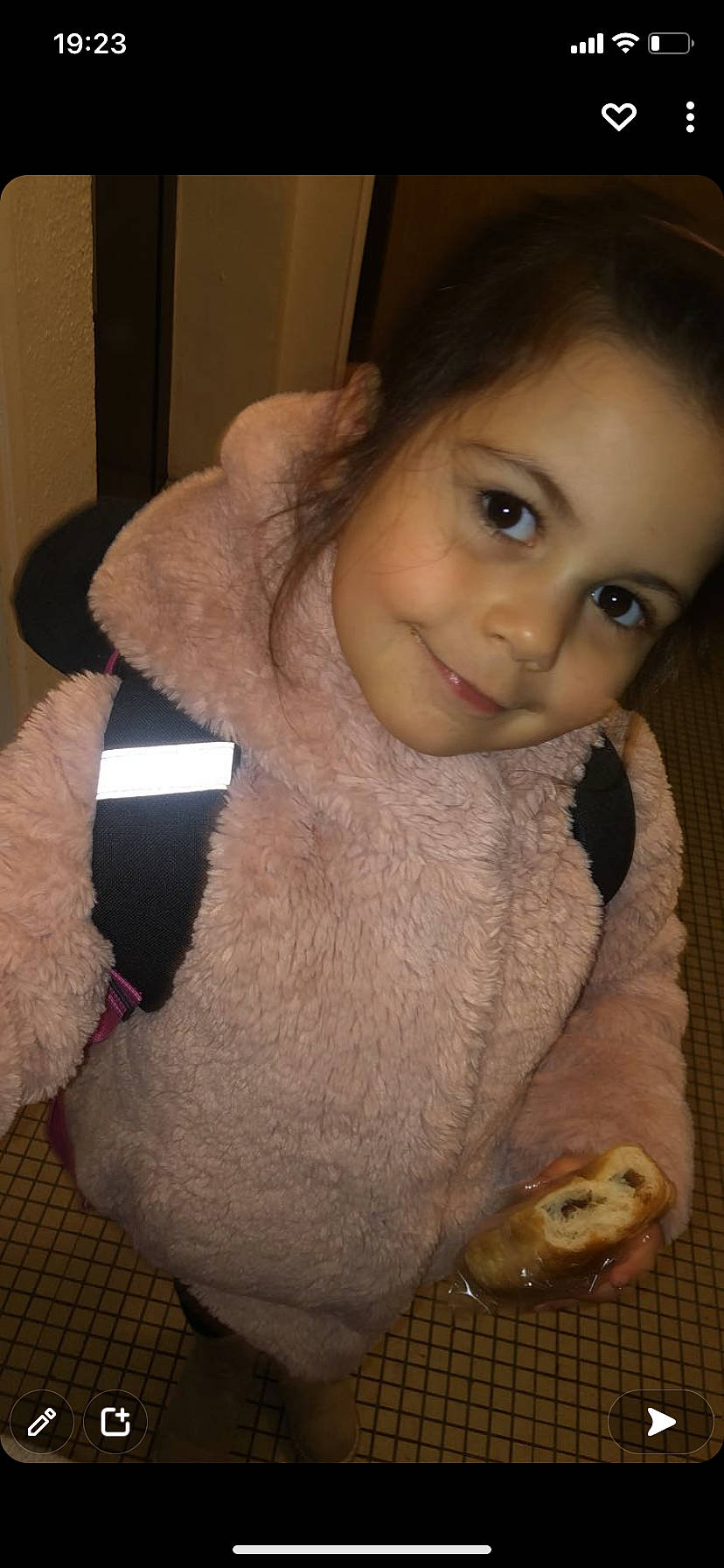 Wendy a rejoint le concours — aidez-le/la à gagner de superbes lots ! arm, cheek, chin, ear, eye, eyelash, finger, flash_photography, gesture, head, human_body, iris, joy, lip, mammal, mouth, neck, nose, person, skin