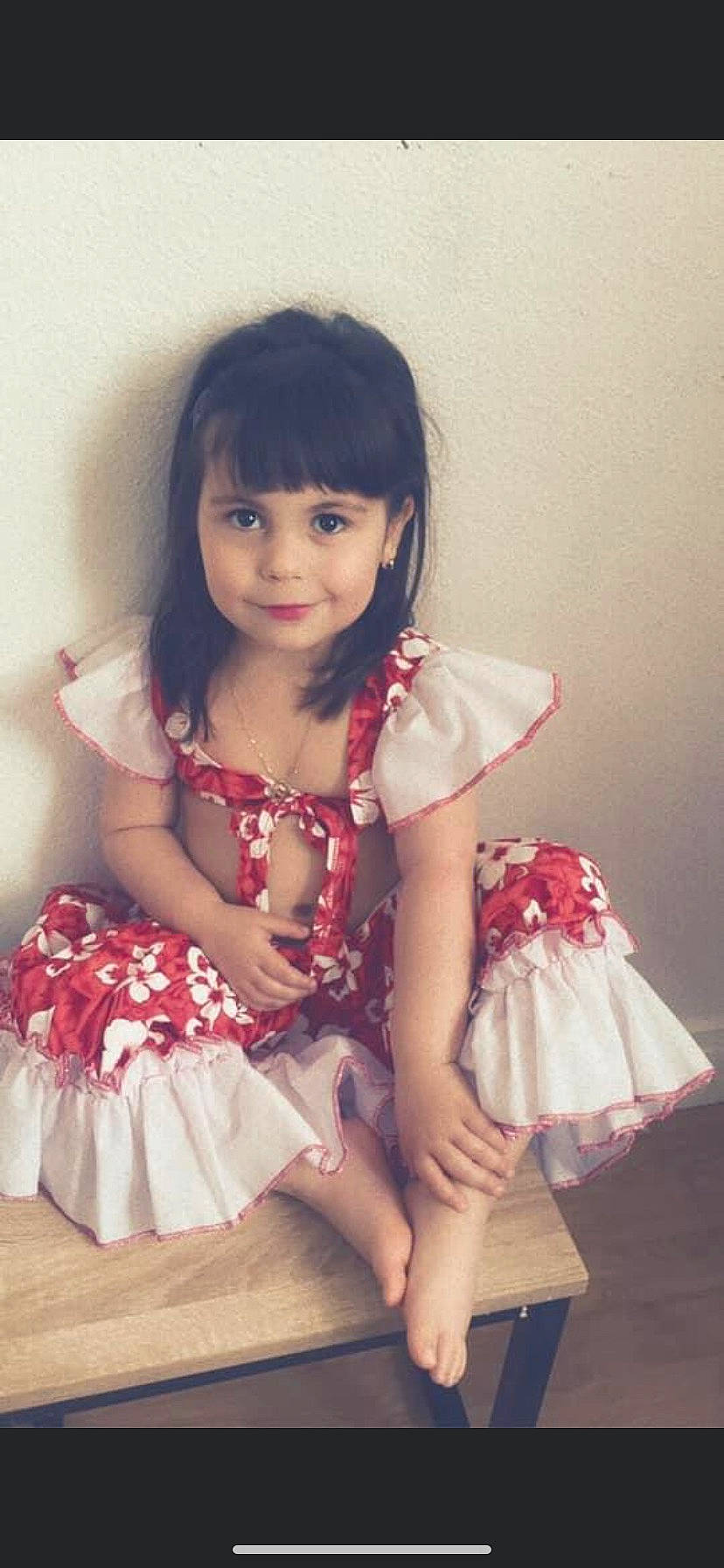 Wendy a rejoint le concours — aidez-le/la à gagner de superbes lots ! arm, baby_toddler_clothing, bangs, child, day_dress, dress, face, facial_expression, fashion_design, finger, flash_photography, happy, joy, long_hair, neck, person, pink, shoulder, skin, sleeve