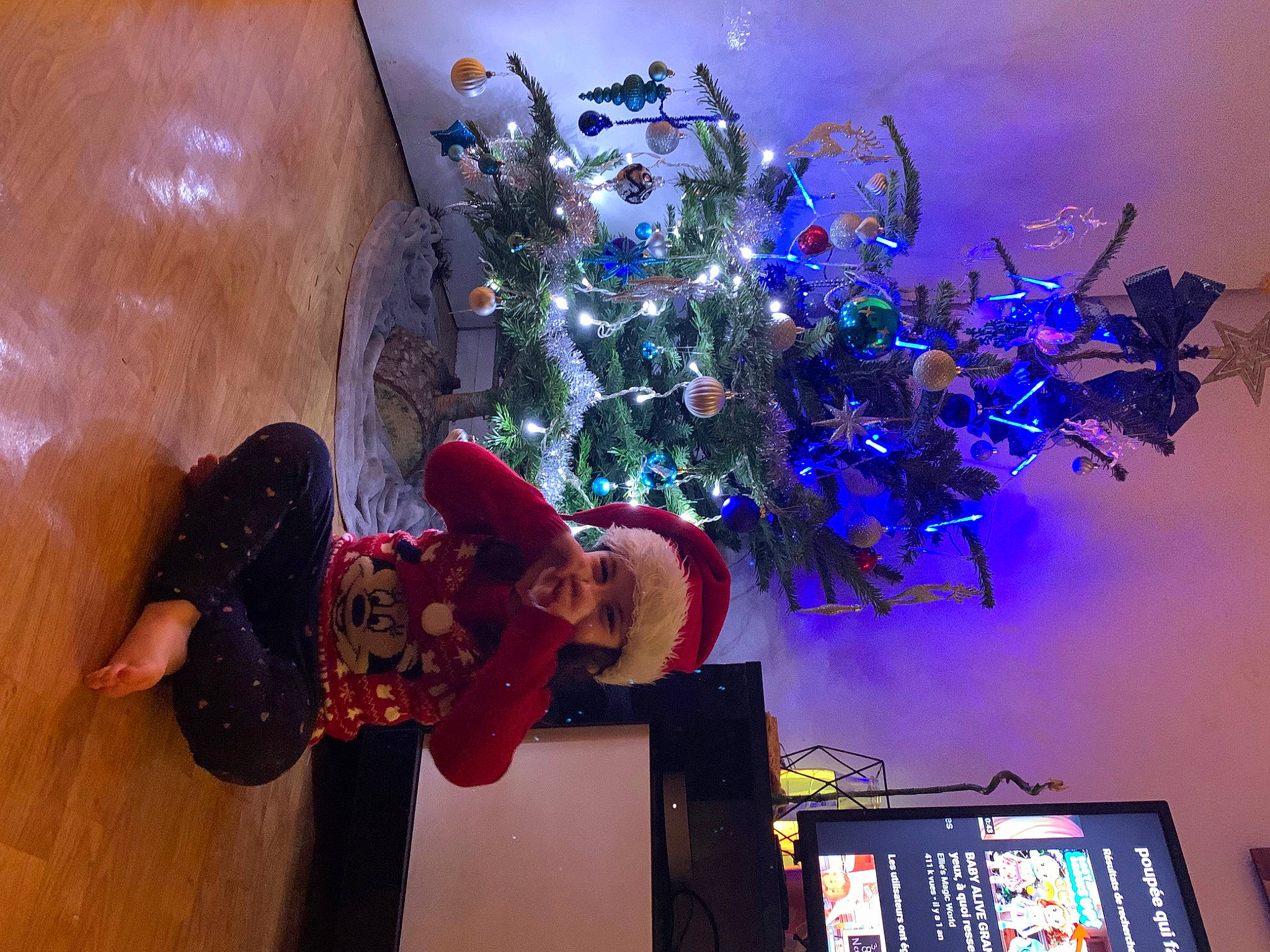 Wendy participe au concours pour gagner de l'argent avec cette photo : art, christmas, christmas_decoration, christmas_ornament, display_device, electric_blue, event, fun, hat, headwear, holiday, machine, magenta, musical_instrument, ornament, person, plant, purple, room, space