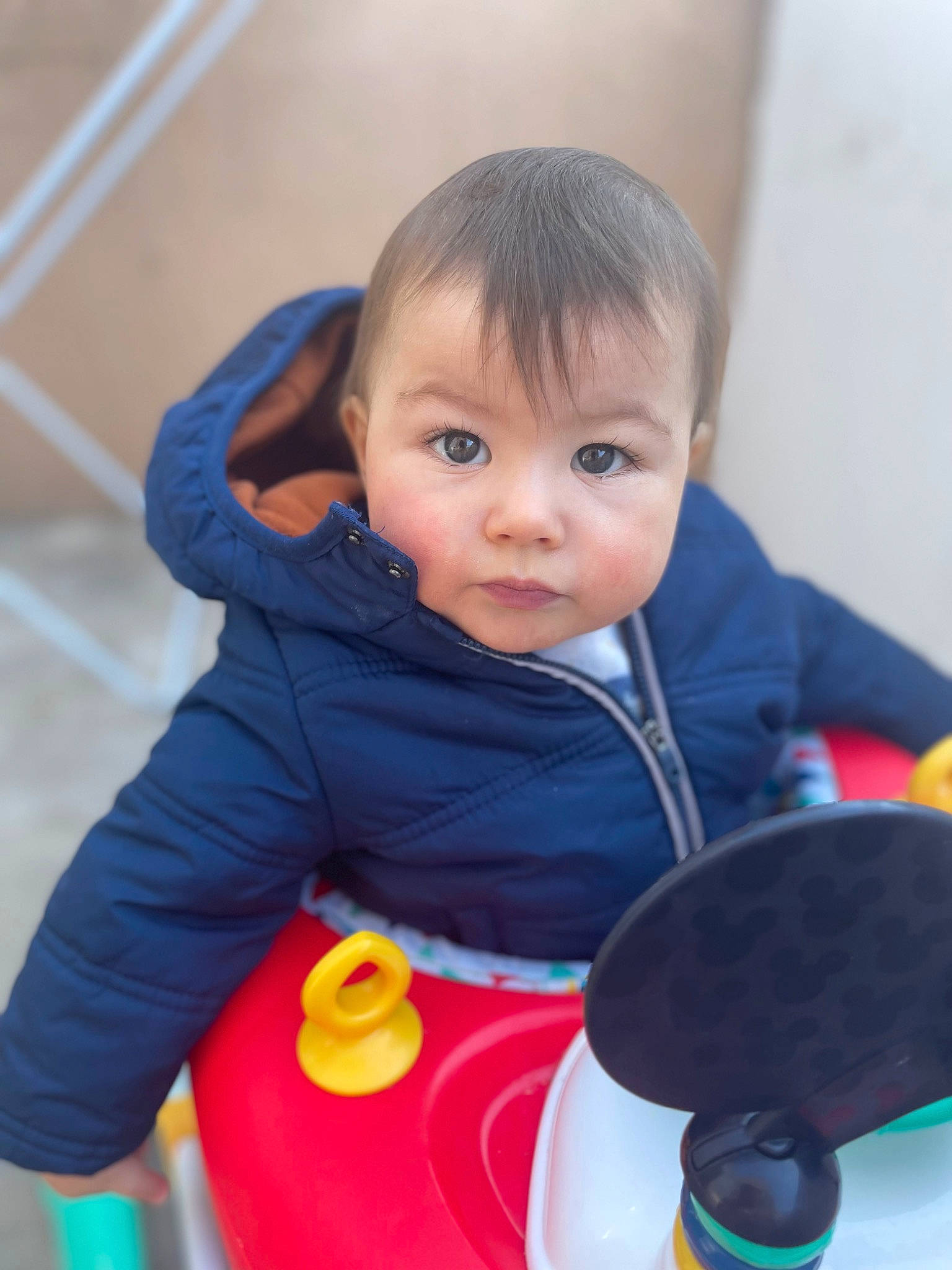 Kaylan a rejoint le concours — aidez-le/la à gagner de superbes lots ! baby, baby_carriage, baby_playing_with_toys, baby_products, baby_toddler_clothing, baby_toys, bib, cheek, child, electric_blue, face, fun, happy, person, play, product, sitting, skin, sleeve, toddler