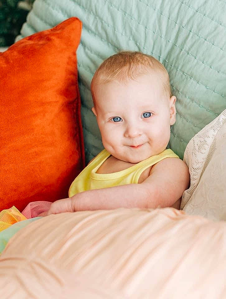 Elisabeth is registered to the contest to win money with this photo: azure, cheek, chin, comfort, eye, eyebrow, face, hair, hairstyle, head, human_body, iris, joy, leg, mouth, neck, nose, orange, person, skin