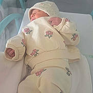 Jannah a rejoint le concours — aidez-le/la à gagner de superbes lots ! newborn, baby, sleeping, infant, blanket, hospital_crib, clothing, hat, floral_pattern, soft_lighting, peaceful, indoors, person, bed, wrapped, cute, resting, small_hands, baby_garment, toddler