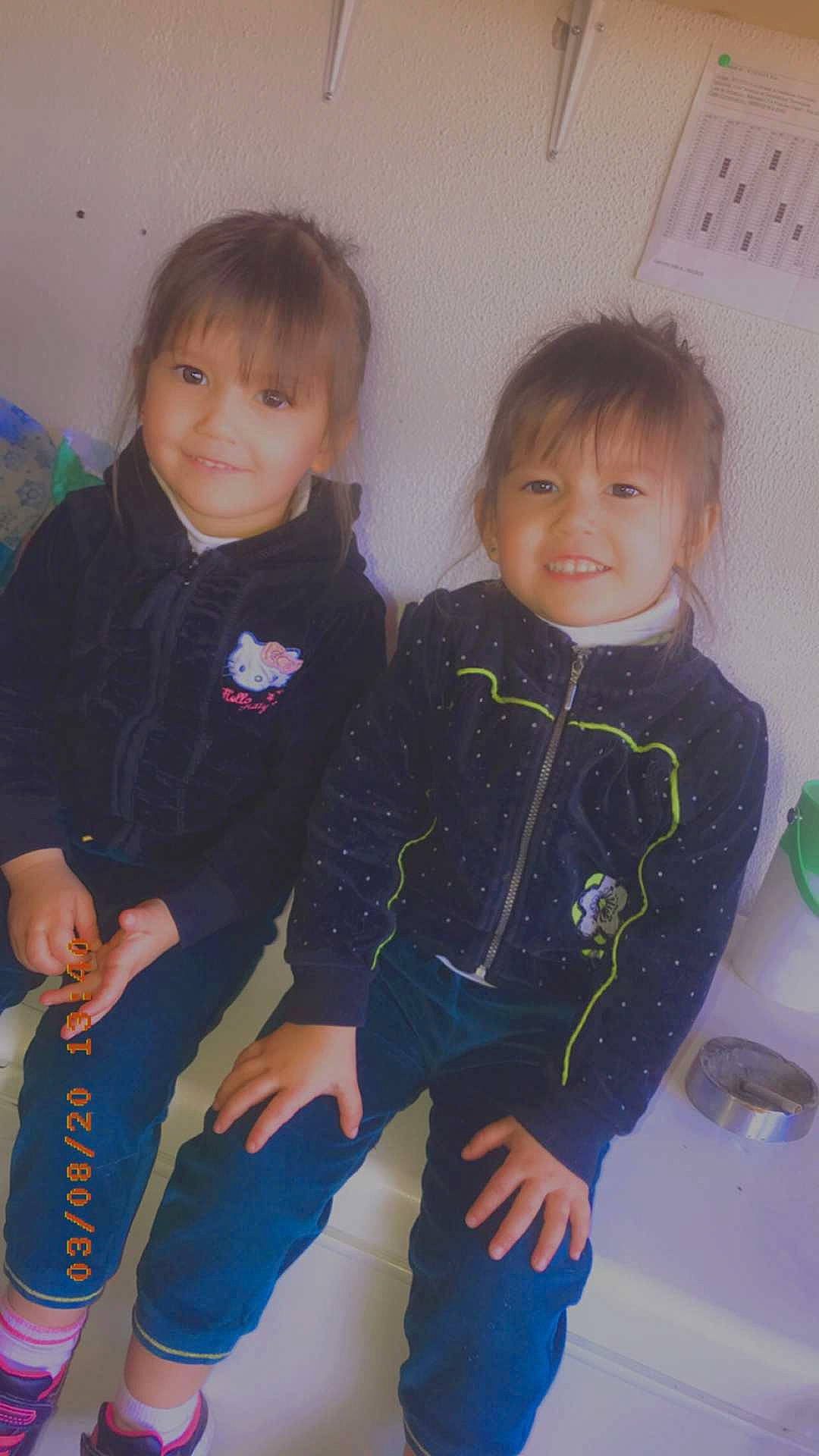 Nina Et Mia a rejoint le concours — aidez-le/la à gagner de superbes lots ! child, face, friendship, fun, head, iris, joy, outerwear, person, plant, play, sibling, skin, smile, standing, toddler