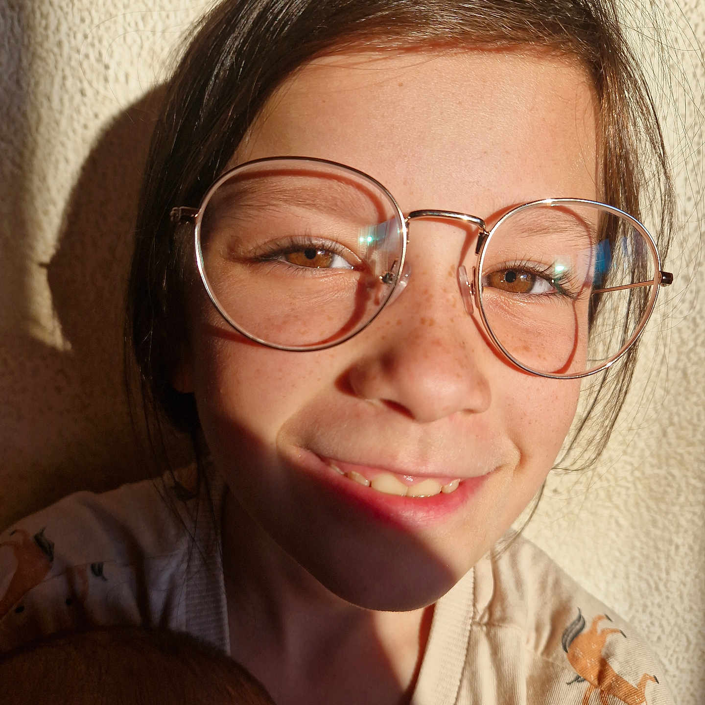 Lola participe au concours pour gagner de l'argent avec cette photo : accessories, adult, baby, bodypart, face, female, finger, glasses, goggles, hand, happy, head, mouth, newborn, person, photography, portrait, selfie, smile, woman