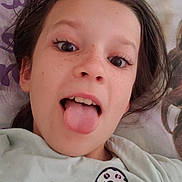 Lola a rejoint le concours — aidez-le/la à gagner de superbes lots ! applique, baby, bodypart, clothing, cosmetics, face, finger, hand, head, lipstick, mouth, pattern, person, photography, piercing, portrait, selfie, t_shirt, teeth, tongue