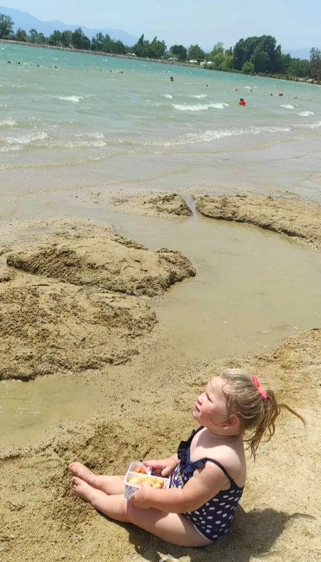Anna a rejoint le concours — aidez-le/la à gagner de superbes lots ! barefoot, beach, body_of_water, cloud, coast, coastal_and_oceanic_landforms, fun, happy, lake, leisure, people_in_nature, people_on_beach, person, sand, shore, sky, summer, travel, tree, water