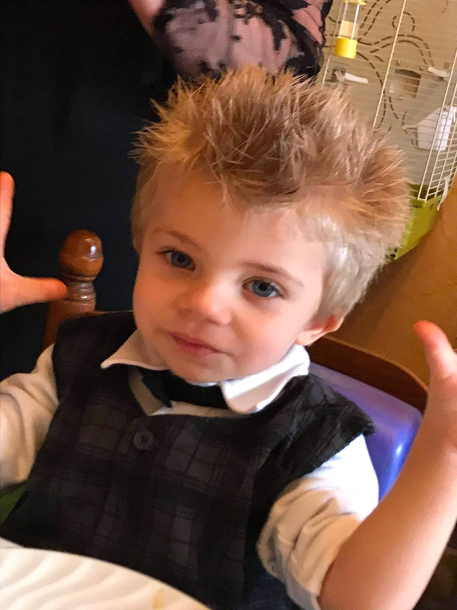 Timèo participe au concours pour gagner de l'argent avec cette photo : baby_toddler_clothing, barware, beard, blond, bow_tie, child, ear, eyelash, finger, forehead, gesture, hairstyle, person, thumb, toddler, toy, transparent_material, wrist
