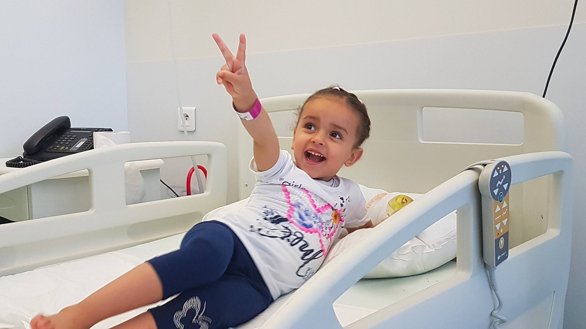 Nedya a rejoint le concours — aidez-le/la à gagner de superbes lots ! arm, automotive_design, automotive_exterior, boat, child, comfort, finger, fun, happy, human_leg, knee, leisure, motor_vehicle, person, recreation, sitting, smile, t_shirt, thigh, toddler