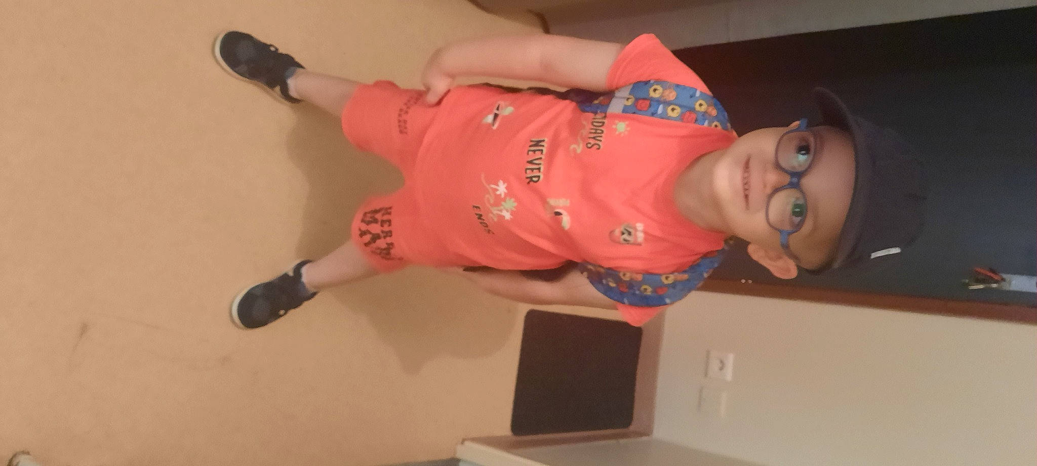 Juanito a rejoint le concours — aidez-le/la à gagner de superbes lots ! abdomen, baby_toddler_clothing, elbow, fun, headwear, human_leg, joy, knee, person, room, sleeve, t_shirt, thigh, thumb, toddler, trunk, wrist