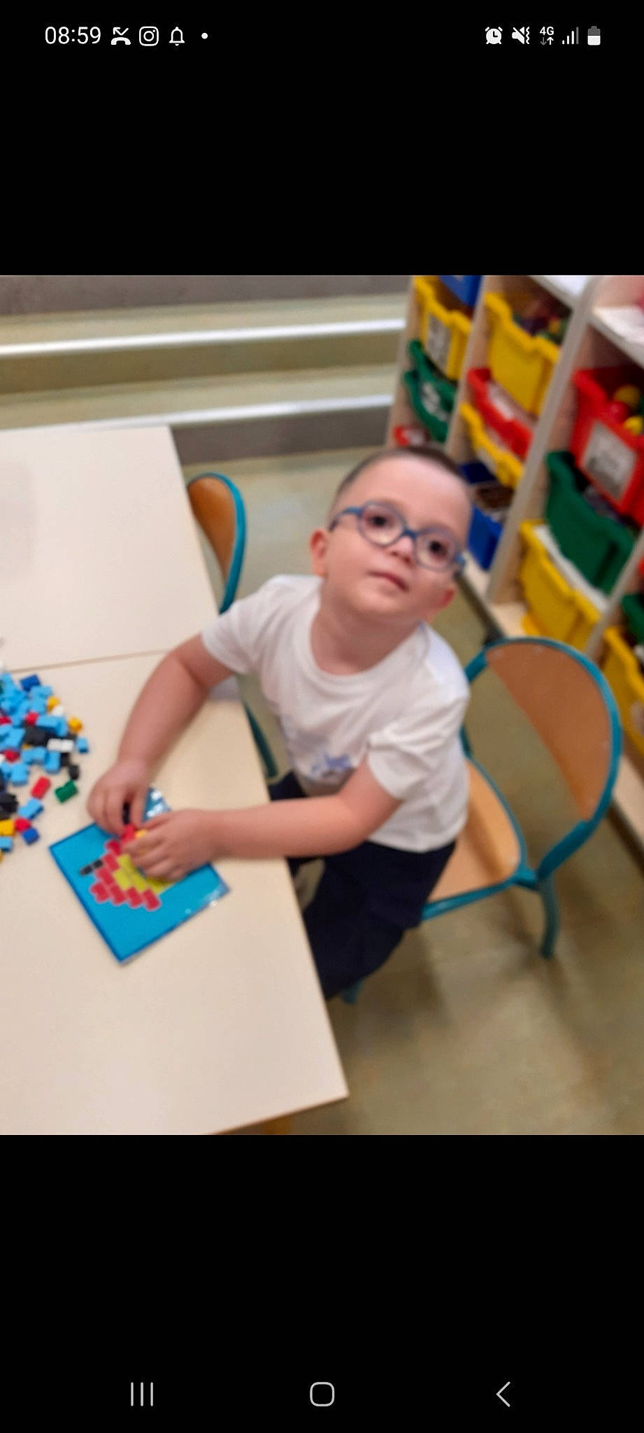 Juanito participe au concours pour gagner de l'argent avec cette photo : artist, chair, child, event, flooring, fun, learning, leisure, paper, paper_product, person, play, recreation, room, t_shirt, toddler, visual_arts
