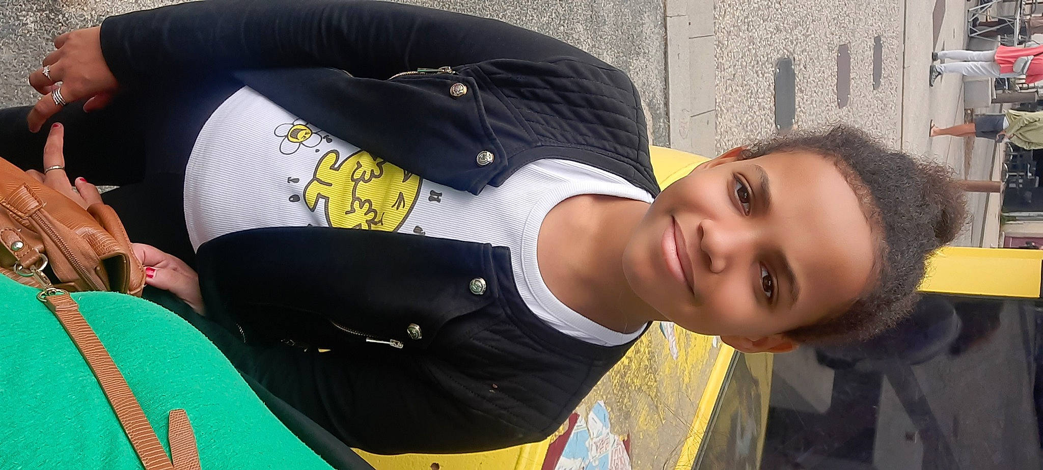 Angelina a rejoint le concours — aidez-le/la à gagner de superbes lots ! black_hair, child, cool, elbow, flash_photography, fun, hair, happy, joy, leisure, person, personal_protective_equipment, portrait_photography, recreation, sitting, sleeve, smile, sportswear, t_shirt, toddler